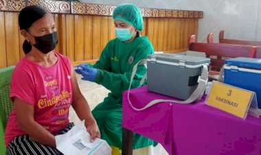 Gelar-Pelayanan-Vaksinasi-di-Gereja-GMIT-Nazaret-Oesapa-Timur,-Petugas-Vaksinator-RSB-Kupang-Ingatkan-Masyarakat-Tetap-Jaga-Prokes-Walaupun-Sudah-Divaksin