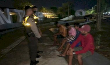 Patroli-Malam,-Turjawali-Ditsamapta-Polda-NTT-Ajak-Para-Pemuda-dalam-Menerapkan-Prokes