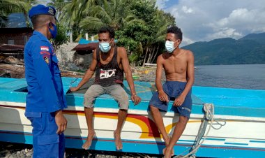 Cegah-Lonjakan-di-Wilayah-Pesisir-Lembata,-Personel-Ditpolairud-Polda-NTT-Imbau-Masyarakat-Nelayan-Terus-Gunakan-Masker-Saat-Aktivitas