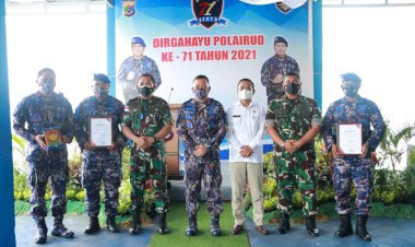 Tegakan-Hukum-Terhadap-Pelaku-Destructive-Fishing,-Pemprov-NTT-Berikan-penghargaan-Kepada-Ditpolairud-Polda-NTT