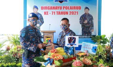 Syukuran-HUT-Polairud-Ke-71,-Kapolda-NTT-Bersama-Danlantamal-VII-Kupang-Berikan-Potongan-Tumpeng-Kepada-Anggota-Ditpolairud-Tertua-dan-Termuda