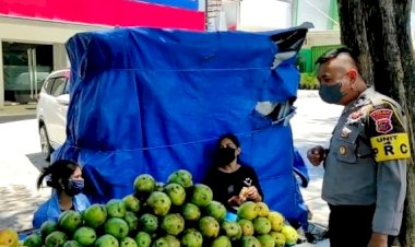 Upaya-Cegah-Laju-Penyebaran-Covid-19,-UPRC-Ditsamapta-Polda-NTT-Imbau-Pedagang-Buah-Agar-Tetap-Menjaga-Prokes