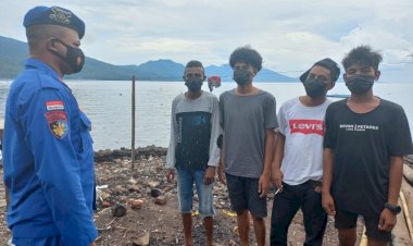 Patroli-Sambang-di-Wilayah-Pesisir-Flotim,-Personel-Ditpolairud-Polda-NTT-Imbau-Para-Pemuda-Bersama-Jaga-Kamtibmas 