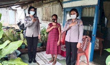 Warga-Jalan-Nangka-Kota-Kupang-dapat-Masker-Gratis-dari-Personel-Ditbinmas-Polda-NTT