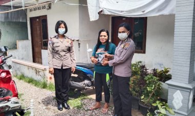 Antisipasi-Penyebaran-Covid-19,-Dua-Personel-Polwan-Ditbinmas-Polda-NTT-Bagi-Masker-dan-Imbau-Prokes-Kepada-Warga-Kampung-Baru