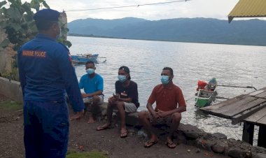 Antisipasi-Cuaca-Buruk,-Personel-Ditpolairud-Polda-NTT-Beri-Imbau-Warga-Pesisir-Lamaera-Berhati-Hati-Saat-Melaut