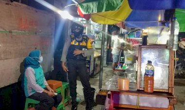 Gelar-Patroli-Malam,-Personel-Turjawali-Ditsamapta-Polda-NTT-Ingatkan-Para-Pedagang-Tetap-Memakai-Masker