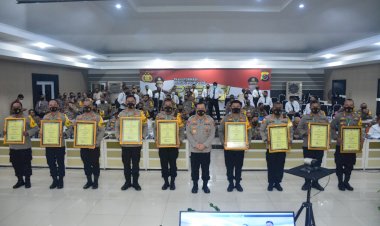 Sejumlah-Kapolres-Diganjar-Penghargaan-oleh-Kapolda-NTT-Pada-Kegiatan-Raker-Tahun-2021-Tingkat-Polda-NTT