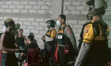 Patroli-Malam,-Turjawali-Ditsamapta-Polda-NTT-Ajak-Warga-Terapkan-Disiplin-Protokol-Kesehatan