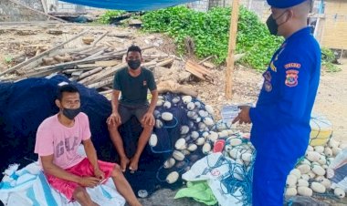 Beri-Kesadaran-Prokes,-Personel-Ditpolairud-Polda-NTT-Ingatkan--Warga-Kota-Kupang-Agar-Terus-Gunakan-Masker-Saat-Beraktivitas