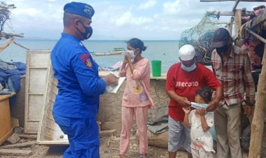 Cegah-Penyebaran-Virus,-Personel-Ditpolairud-Polda-NTT-Bagikan-Masker-dan-Ingatkan-Prokes-5M-kepada-Warga-Sikka