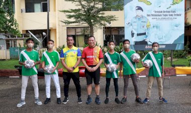 Peduli-Sepakbola,-Kapolda-NTT-Beri-Bantuan-Bola-Kaki-Ke-Club-SSB-Tunas-Muda-Kota-Kupang