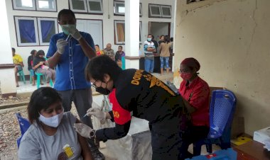 Beri-Pelayanan-Vaksinasi-Bagi-Masyarakat,-Biddokkes-Polda-NTT-Sasar-Kabupaten-TTU