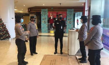 Sambangi-Pusat-Perbelanjaan-di-Kota-Kupang,-Personel-Ditbinmas-Polda-NTT-Beri-Imbauan-Prokes-Secara-Humanis