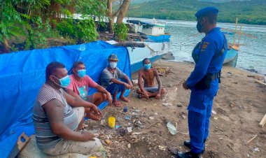 Personel-Ditpolairud-Polda-NTT-Ingatkan-Warga-Flotim-Antisipasi-Cuaca-Buruk-Saat-Melaut