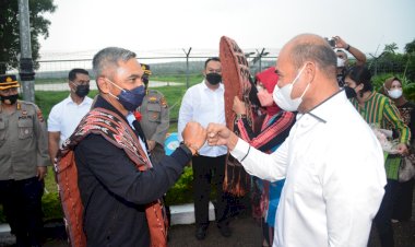 Tiba-di-Kupang,-Kapolda-NTT-Irjen-Pol.-Drs.-Setyo-Budiyanto,-S.H.,-M.H.,-Disambut-Gubernur-NTT-dan-Forkopimda