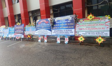 Ratusan-Karangan-Bunga-Ucapan-Selamat-Banjiri-Mapolda-NTT