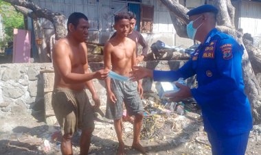 Kunjungi-Para-Nelayan-di-Kota-Kupang,-Personel-Ditpolairud-Polda-NTT-Ingatkan-Prokes-dan-Bagi-Masker