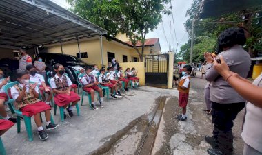 Hilangkan-Rasa-Takut-Saat-Divaksin,-Anak-Anak-SDK-St.-Yoseph-Naikoten-Kota-Kupang-Dihibur-Tim-Vaksinator-Biddokkes-Polda-NTT
