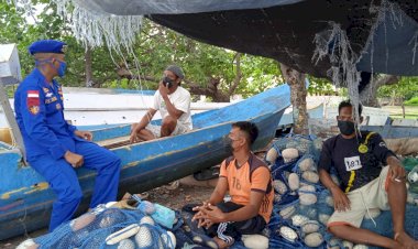 Patroli-Sambang-di-Wilayah-Pesisir-Sikka,-Personel-Ditpolairud-Polda-NTT-Imbau-Warga-Bersama-Jaga-Kamtibmas