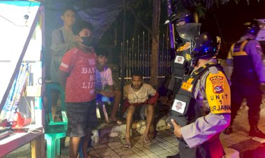 Patroli-Malam-Minggu-di-Kota-Kupang,-Personel-Ditsamapta-Polda-NTT-Beri-Imbauan-Kamtibmas