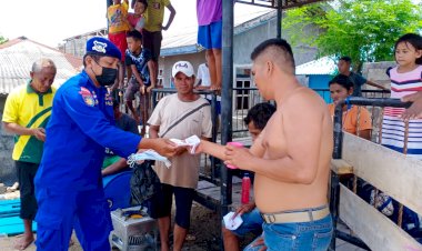 Tinjau-Wilayah-Pesisir-Tablolong,-Personel-Ditpolairud-Polda-NTT-Ingatkan-Warga,-Gunakan-Masker-Saat-Beraktivitas