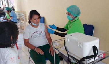Dukung-Program-Pemerintah,-Tim-Vaksinator-RS-Bhayangkara-Kupang-Terus-Beri-Layanan-Vaksin-Bagi-Masyarakat