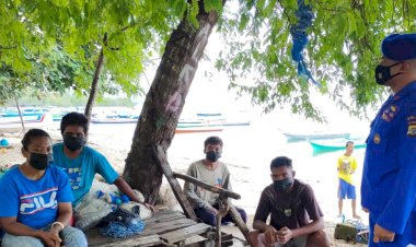 Personel-Ditpolairud-Polda-NTT-Ingatkan-Warga-Flotim-Kurangi-Kerumunan-Saat-Melaut