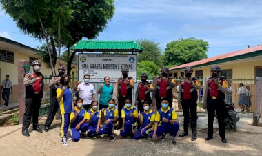 Sambangi-SMA-Kristen-1-Kupang,-Tim-Patroli-Unit-Turjawali-Ditsamapta-Polda-NTT-Beri-Edukasi-Pentingnya--Penerapan-Prokes