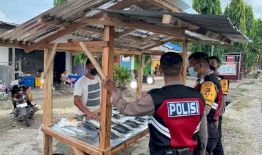 Cipta-Kondisi-Kamtibmas-Aman-dan-Nyaman,-Unit-Turjawali-Ditsamapta-Polda-NTT-Sambangi-Pedagang-Ikan-Beri-Edukasi-Terkait-Kamtibmas-dan-Prokes