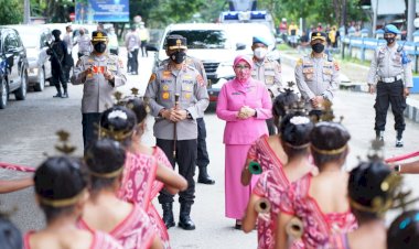 Kunjungi-Polres-Belu,-Kapolda-NTT-dan-Ketua-Bhayangkari-Daerah-NTT-Disambut-Dengan-Tarian-Likurai