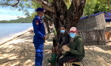 Patroli-Rutin-Sambang-Daerah-Pesisir,-Ditpolairud-Polda-NTT-Ingatkan-Warga-Mabar-Taati-Prokes-Covid-19
