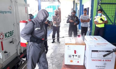 Kedatangan-2.960-Vaksin-Astra-Zeneca-Dikawal-Ketat-Personel-Polda-NTT