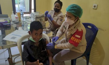 Upaya-Menuntaskan-Program-Vaksinasi,-Tim-Vaksinator-Biddokkes-Polda-NTT-Gencar-Lakukan-Vaksinasi-Dosis-I-Hingga-III-bagi-Masyarakat