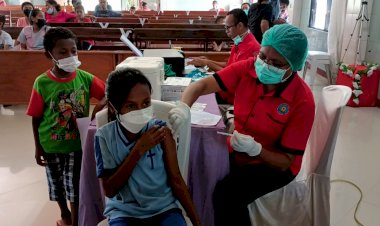 10-Orang-Tenaga-Vaksinator-RS-Bhayangkara-Gelar-Percepatan-Vaksin-di-GMIT-Eden-Kisbaki