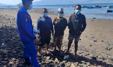 Tekan-Penyebaran-Virus-di-Wilayah-Pesisir-Flotim,-Personel-Patroli-XXII-2004-Ditpolairud-Polda-NTT-Edukasi-Dengan-Pembagian-Masker