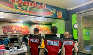 Patroli-Malam,-Turjawali-Ditsamapta-Polda-NTT-Ajak-Para-Pelaku-Usaha-untuk-Meminimalisir-Penyebaran-Covid-19