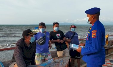 Tekan-Penyebaran-Virus,-Ditpolairud-Polda-NTT-Edukasi-Warga-Pesisir-Kota-Kupang-Lewat-Pembagian-Masker