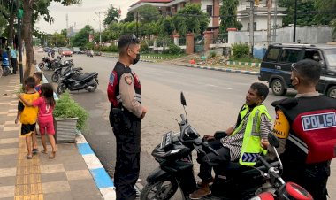 Personel-Turjawali-Ditsamapta-Polda-NTT-Ajak-Para-Juru-Parkir-Bantu-Kampanyekan-Disiplin-Prokes-Kepada-Pengendara-Bermotor