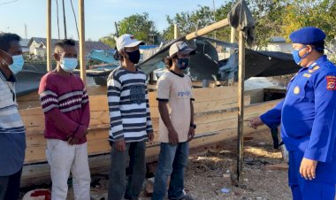 Edukasi-Warga-Pesisir-di-Kabupaten-Kupang,-Personel-Ditpolairud-Polda-NTT-Ingatkan-Prokes-Saat-Beraktivitas