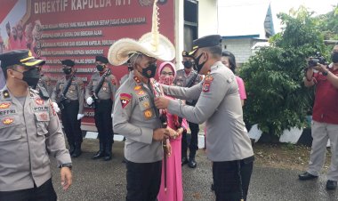 Tiba-di-Polres-Paling-Selatan-NKRI, Kapolda-NTT-Disambut-Dengan-Acara-Adat-Rote-Ndao-Pemakaian-Topi-Ti'i-Langga