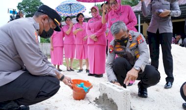 Lakukan-Peletakan-Batu-Pertama-Pembangunan-Lapangan-Tenis-Polres-Rote-Ndao,--Sebut-Kapolda-NTT-untuk-Bangun-Kedekatan-dengan-Masyarakat