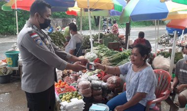 Warga-di-Kota-Kupang-Antusias-Terima-Masker-Gratis-dari-Ditbinmas-Polda-NTT