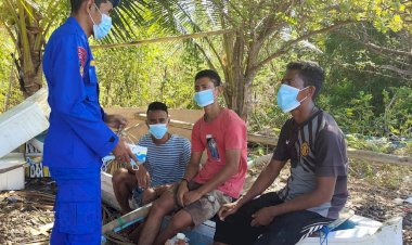 Patroli-Daerah-Pesisir-Flotim,-Personel-Ditpolairud-Polda-NTT-Ingatkan-Warga-Disiplin-Prokes-Saat-Melaut