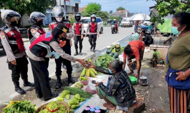 Bagikan-Tali-Asih-Kepada-Pedagang-Pasar,-Srikandi-Ditsamapta-Polda-NTT-Beri-Pesan-Tetap-Patuhi-Prokes