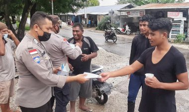 Bagi-Masker-Gratis,-Personel-Ditbinmas-Polda-NTT-Pun-Edukasi-Penggunaan-Masker-yang-Baik-dan-Benar-kepada-Warga