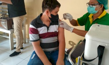 Ikut-Program-Pemerintah,-Ratusan-Masyarakat-Jalani-Vaksin-di-RS-Bhayangkara-Mulai-Dari-Dosis-I-Hingga-Dosis-III