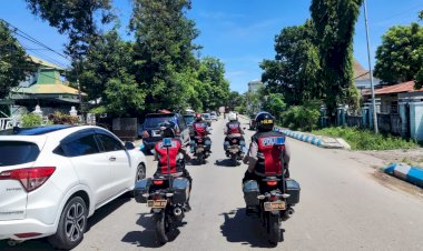 Sasar-Pusat-Perbelanjaan,-Ditsamapta-Polda-NTT-Patroli-dan-Bagikan-Masker