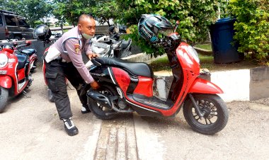 Parkir-Kendaraan-Tidak-Sesuai,-Provost-Polda-NTT-Kempiskan-Ban