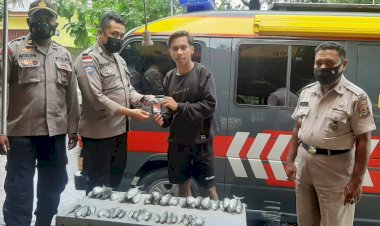 Gunakan-Mobil-Penerangan,-Personel-Ditbinmas-Polda-NTT-Keliling-Imbau-Warga-Tetap-Patuh-Prokes